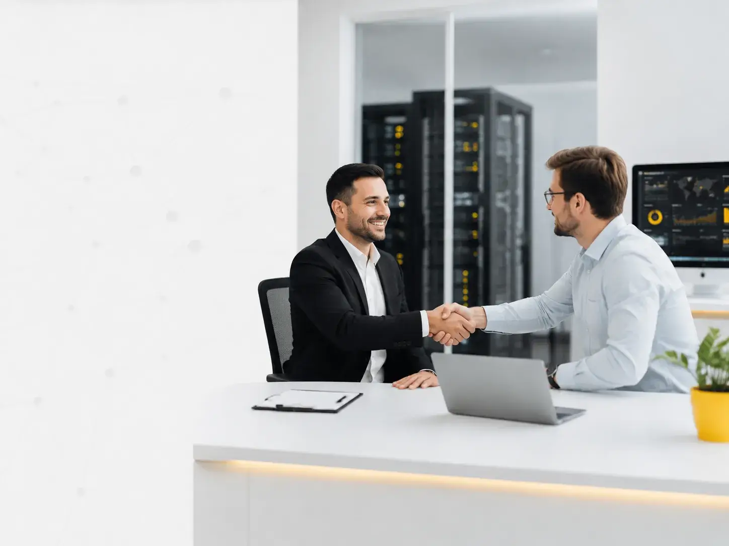 Zakelijke partners sluiten een samenwerking voor professionele IT- en hostingdiensten