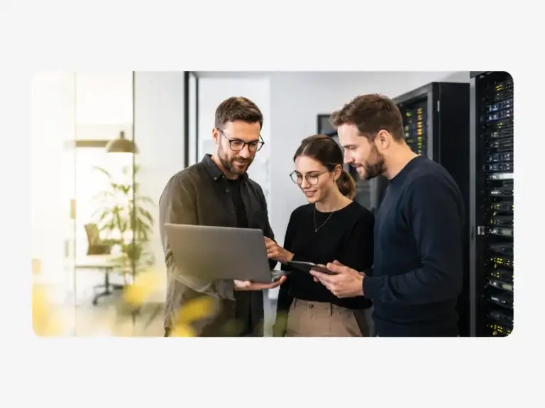 IT-specialisten werken samen aan professionele hosting, serverbeheer en betrouwbare digitale infrastructuur